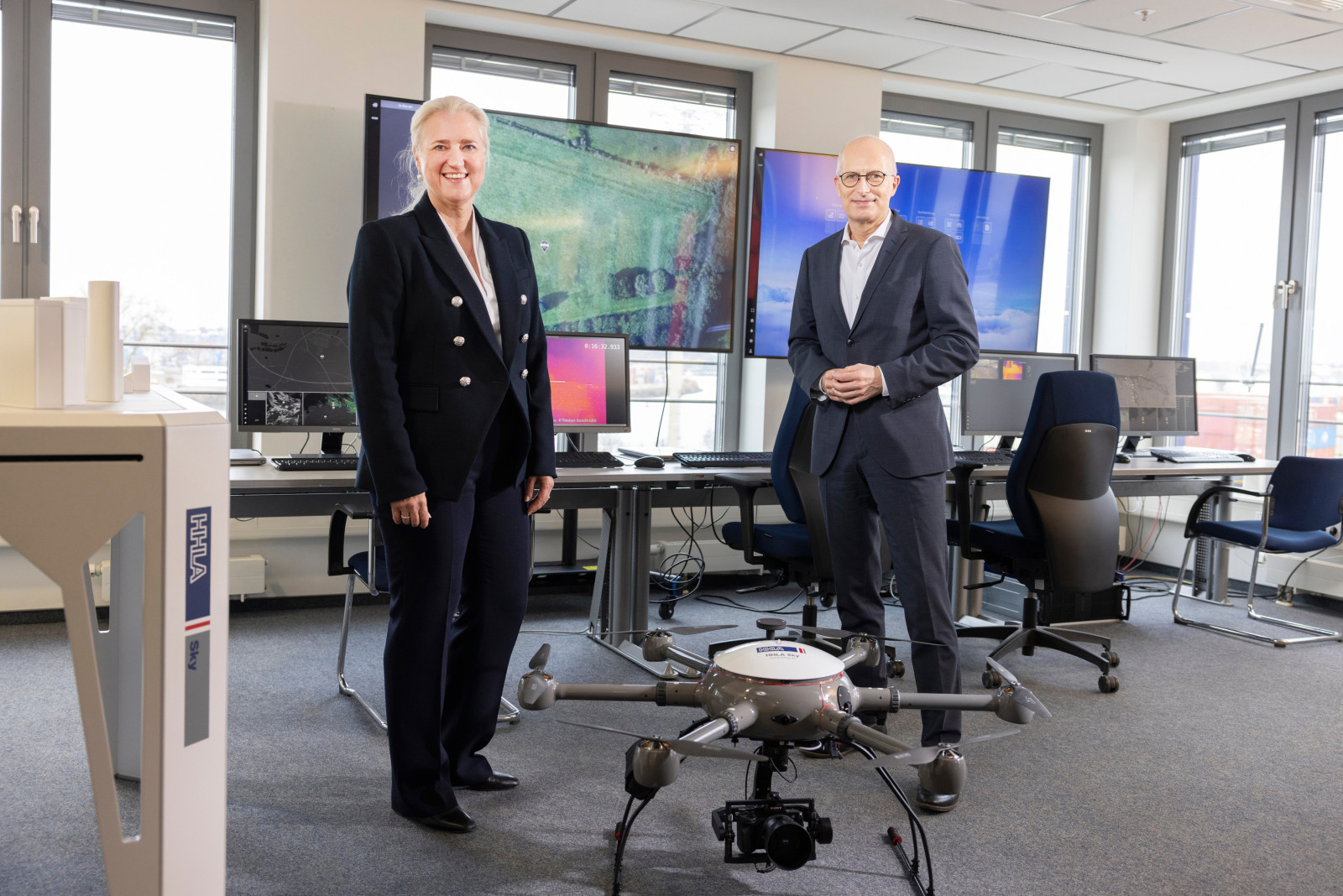 HHLA CEO and Hamburg major standing next to a drone