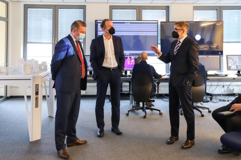 Engaged in conversation: Andres Sutt, Estonian Minister of Entrepreneurship and Information Technology, discusses the potential of automated drone operations and their flight management in urban airspace with Jens Hansen, Member of the Executive Board of HHLA and Matthias Gronstedt, Managing Director of HHLA Sky