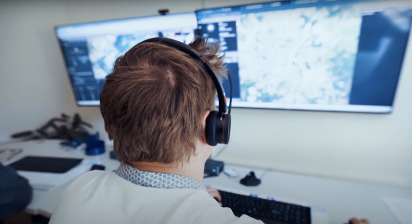 Medical drone logistics: An operator in front of two huge screens monitors a flight, automatically carried out by HHLA Sky's Integrated Control Center