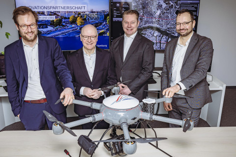 Anjes Tjarks, Hamburg Senator for Transport and Mobility Change, Dr. Stefan Klotz, Managing Director State Agency for Roads, Bridges and Waterways (LSBG),Matthias Gronstedt, Managing Director HHLA Sky and Lars Neumann, Director Logistics HHLA infront of an automated LSBG drone