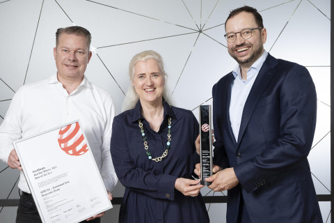Matthias Gronstedt, Managing Director HHLA Sky, Angela Titzrath, CEO HHLA, and Lars Neumann, Director Logistics HHLA, are pleased about the Red Dot Award.