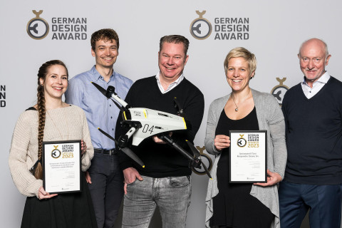 The interdisciplinary team of industrial designers, and experts in security, drones and IT infront of the HHLA Sky X4 drone that has won the German Design Award
